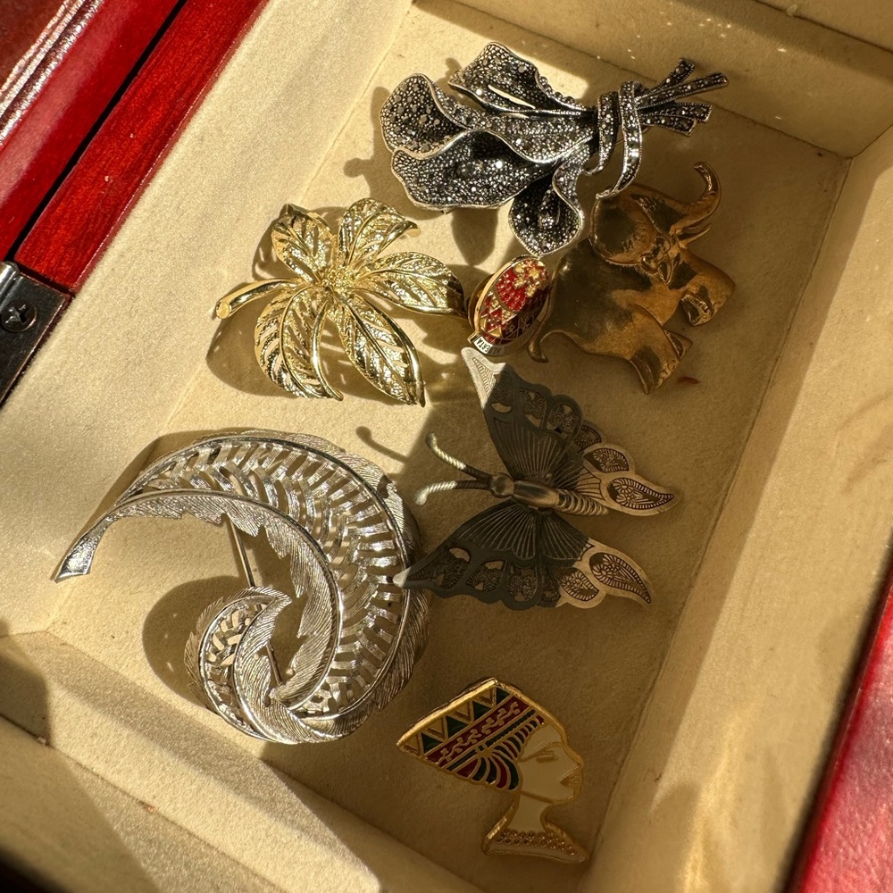 Bundle of 7 vintage brooches/pins
